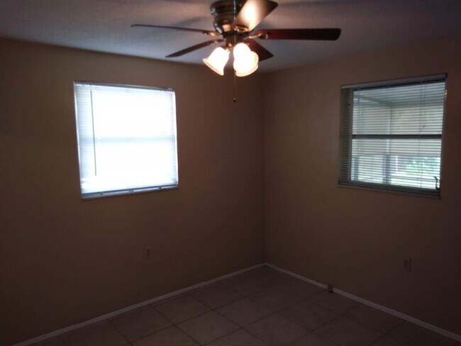 Building Photo - Beautiful 2/1/1 1034 Sq. Ft. with open flo...