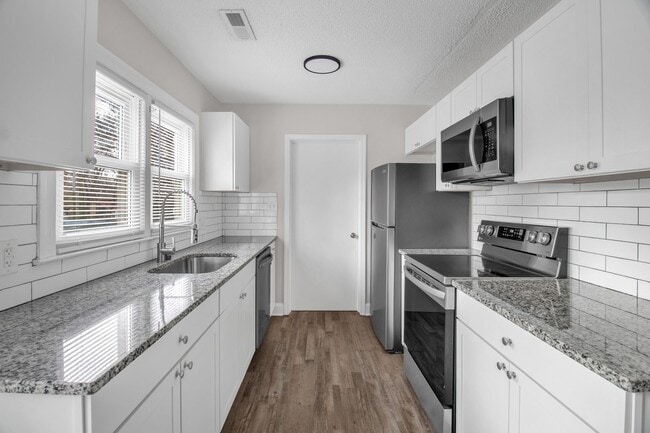 Building Photo - Lovely 3 bedroom, 1 bathroom home in High Point with LVP throughout!