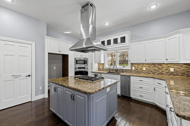 Building Photo - 5 Bedroom Dream Home!