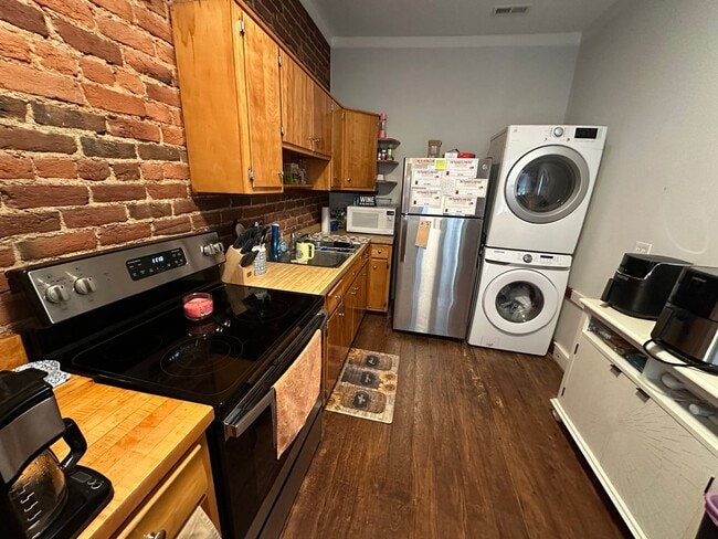 Building Photo - Charming Apartment is Downtown Fredericksburg