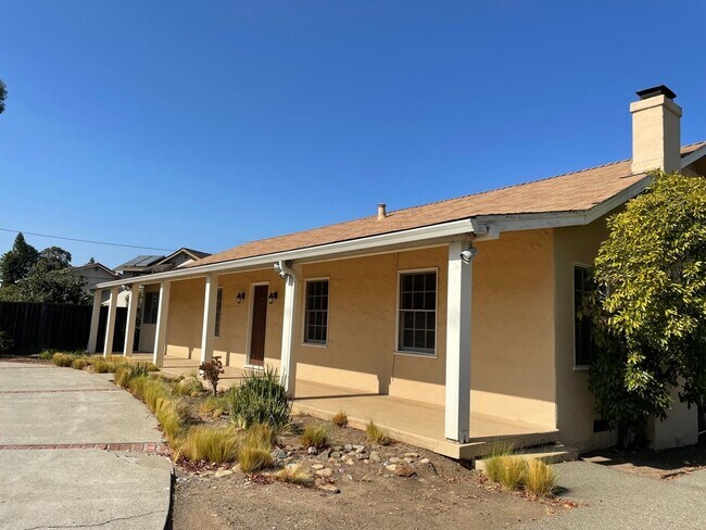 Building Photo - Single Family Home Centrally Located off H...
