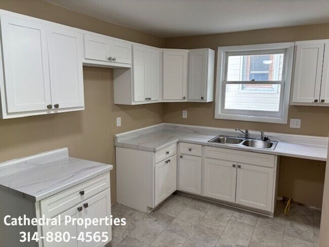 Building Photo - Charming 2 Story House in an Amazing Location