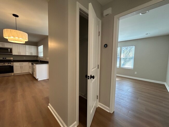 Building Photo - 1226 Beechview Dr SE