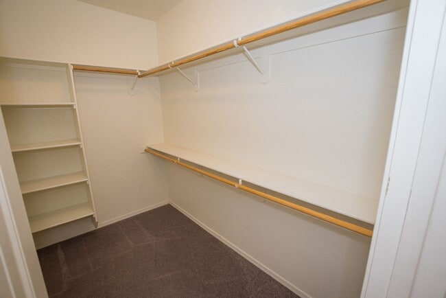 Building Photo - Great Open Floor Plan 3 Bedroom, 2 Bath, Central A/C in Holiday Subdivision!