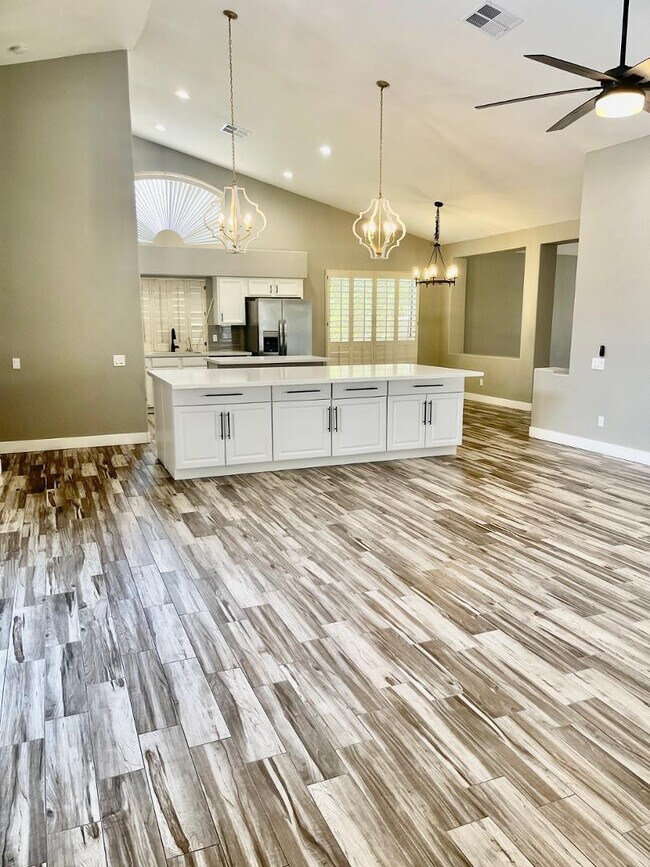 Building Photo - 1732 W Gary Dr