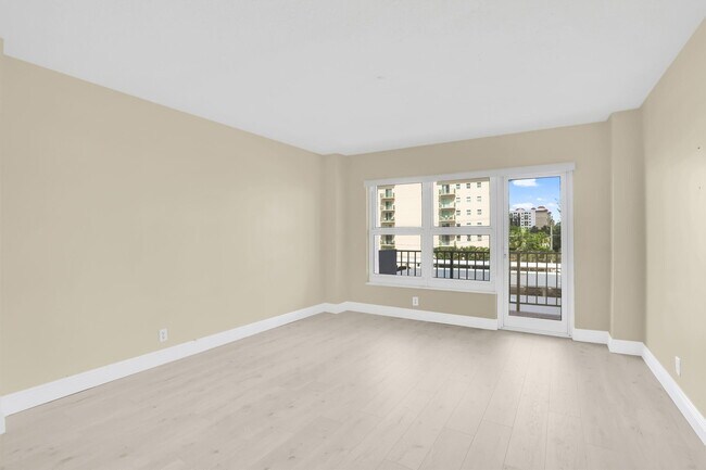 Building Photo - 405 N Ocean Blvd