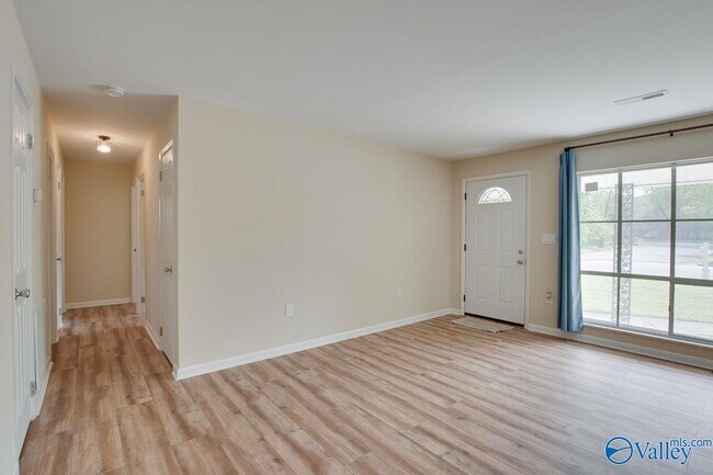 Building Photo - 2105 Birchwood Dr NE