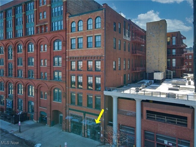 Building Photo - 635 W Lakeside Ave