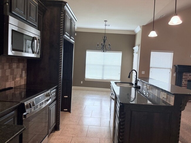 Building Photo - Large four bedroom home in Edmond