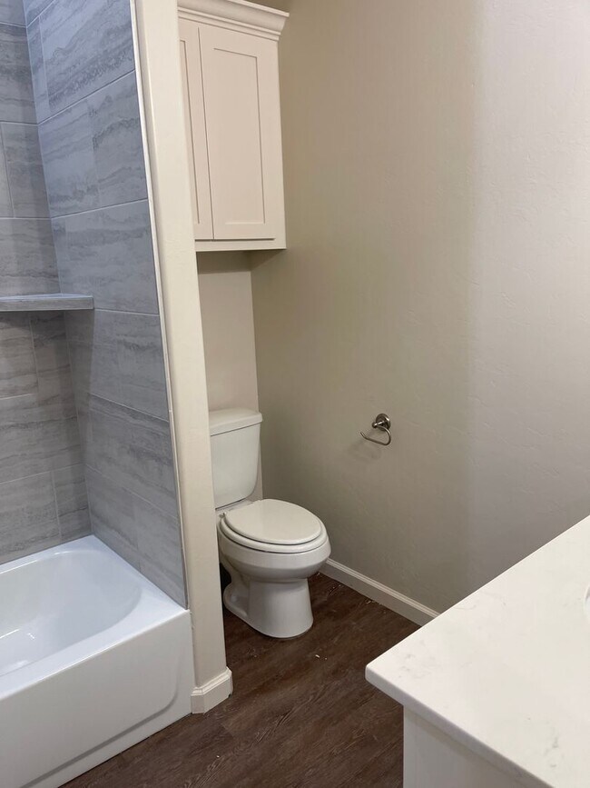 Building Photo - Spacious 4 bed 3 bath home