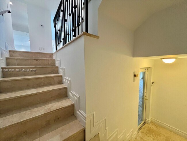 Building Photo - 573 Satinwood Dr