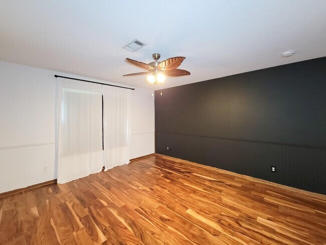 Building Photo - 10282 Valley Dr S