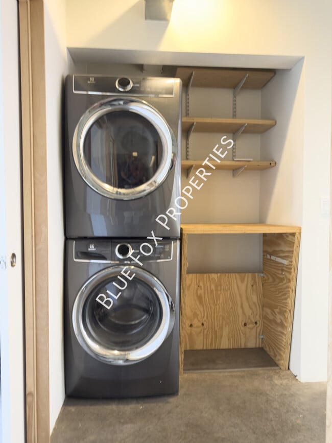 Building Photo - 1150 E 15th St