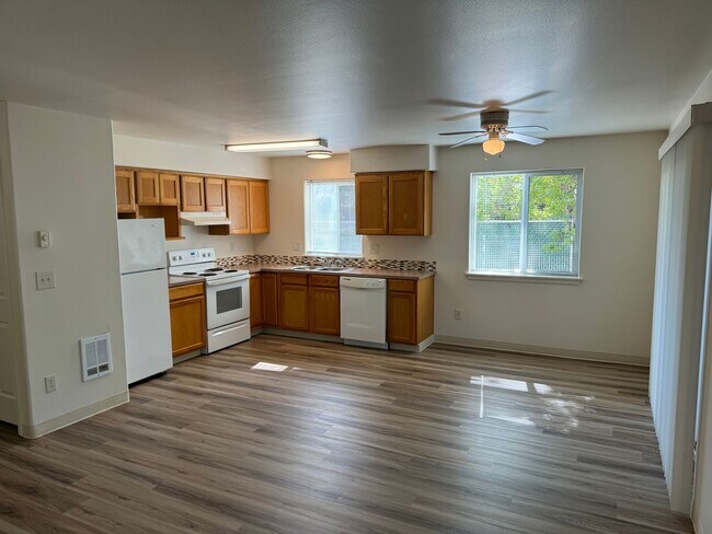 Building Photo - 2 Bedroom Tri-plex in River Rd Neighborhood