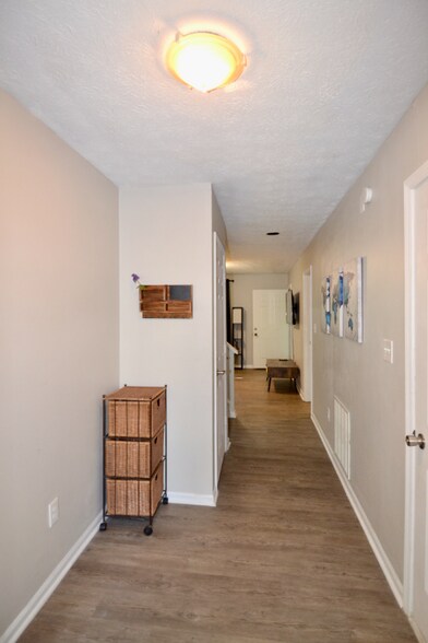 Building Photo - 1111 Island Woods Dr
