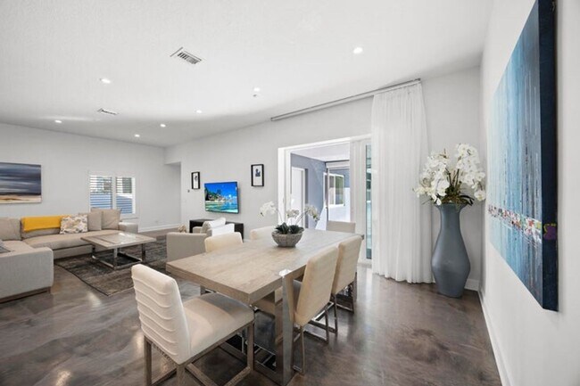 Building Photo - 930 NW 4th Ct