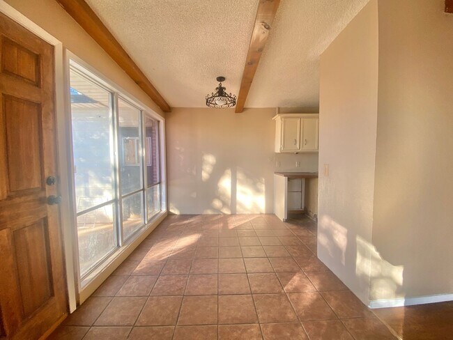 Building Photo - 3 bed 1 bath near WYCA now available