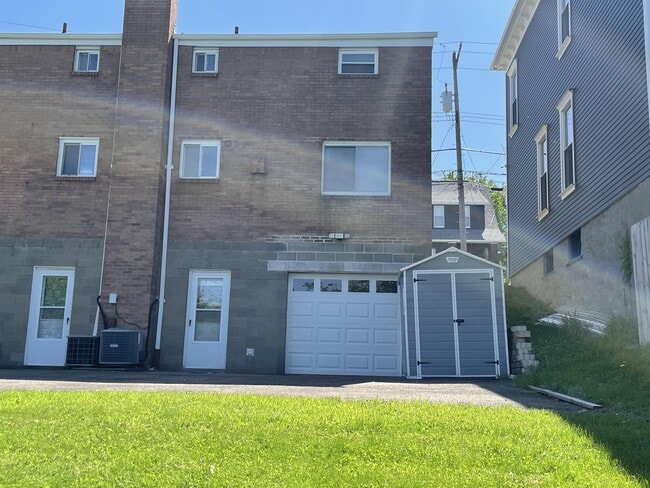 Building Photo - 304 Oneida St