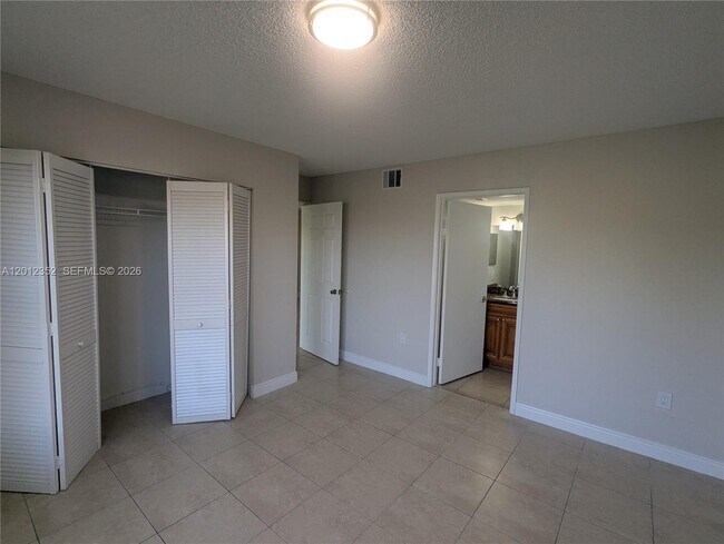 Building Photo - 1564 Lake Crystal Dr