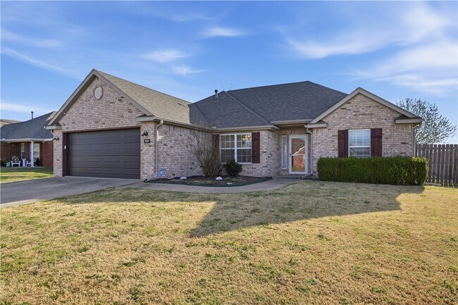 Building Photo - 551 Dogwood St