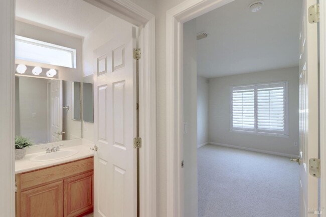 Building Photo - 359 Glenn Lakes Dr