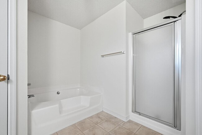 Building Photo - 2030 Hawthorne Dr