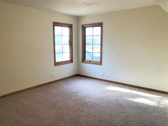 Building Photo - Charming 3-Bedroom Home with Fireplaces an...