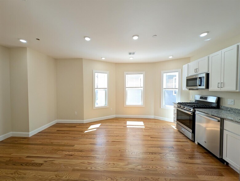 Primary Photo - 22 Holyoke Rd