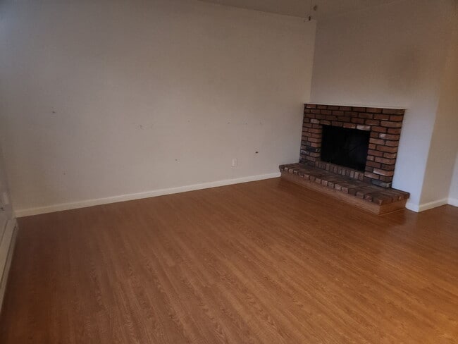 Building Photo - 2516 W Plum St