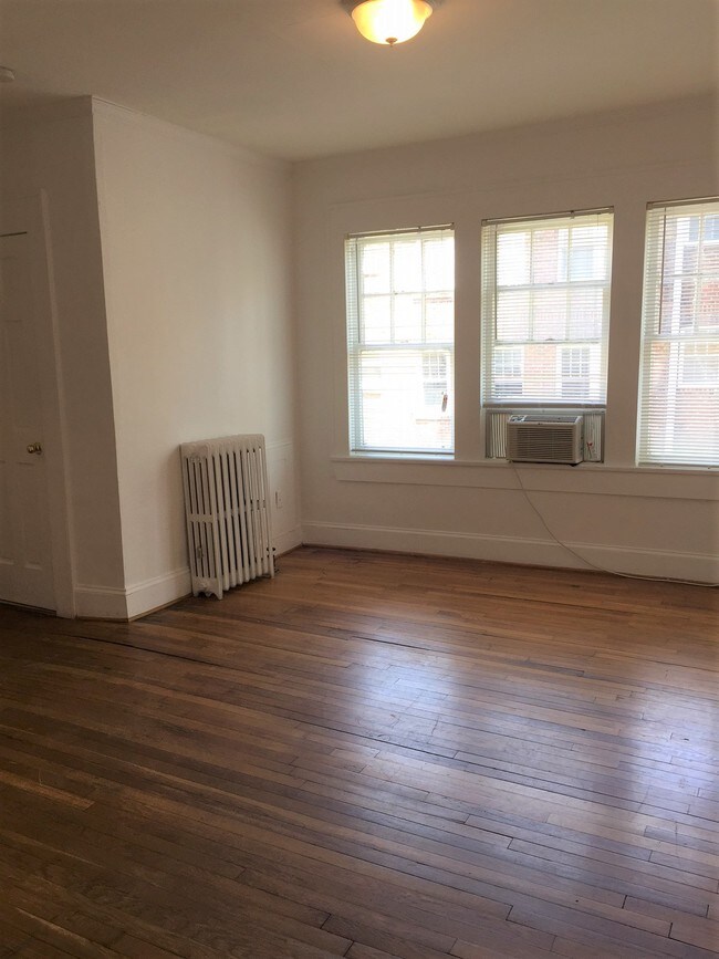 Building Photo - 674 Somerset Terrace NE