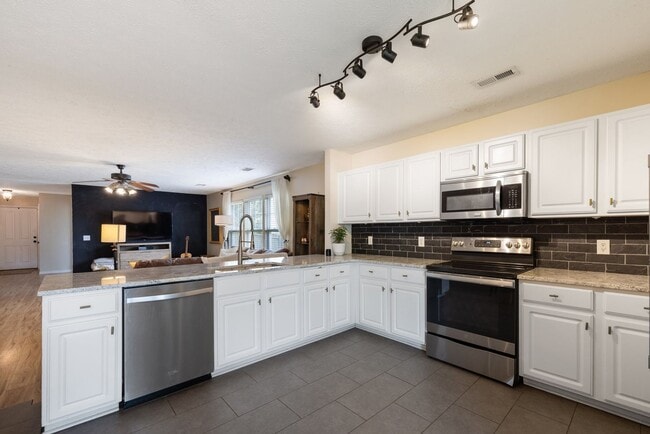 Building Photo - Single Family Home For Lease