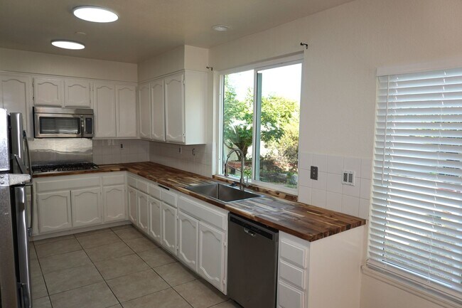 Building Photo - 10386 Meadow Creek Dr