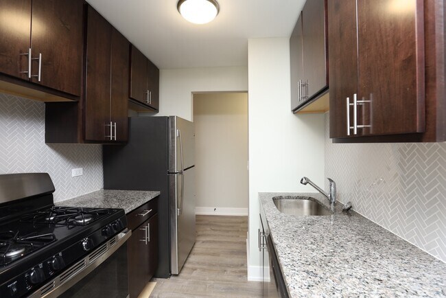 Building Photo - 533 W Surf St