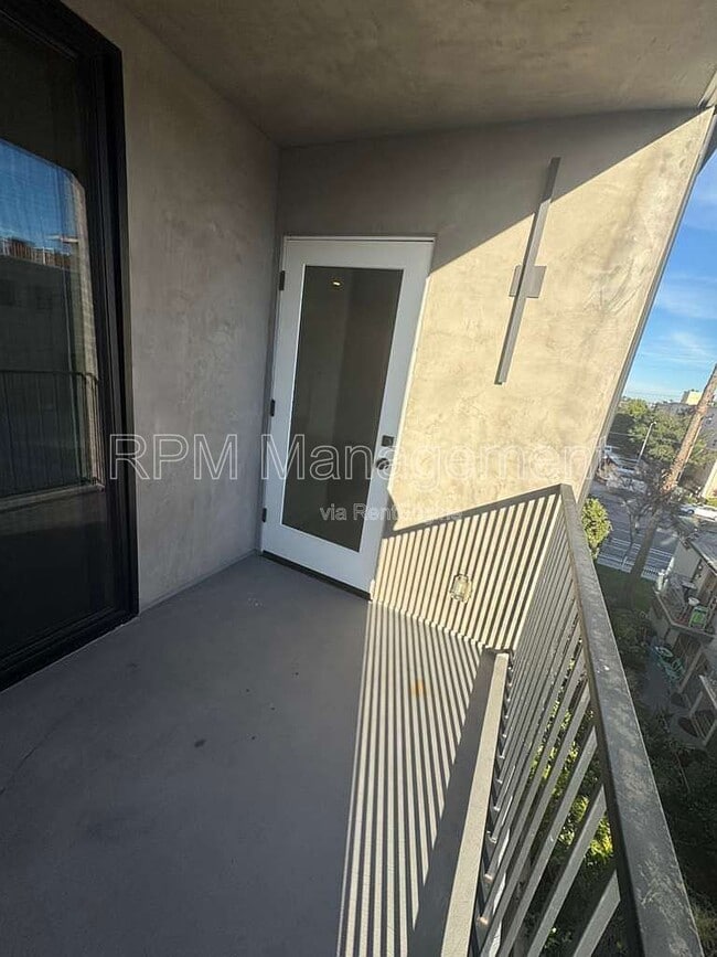 Building Photo - 5923 Laurel Canyon Blvd