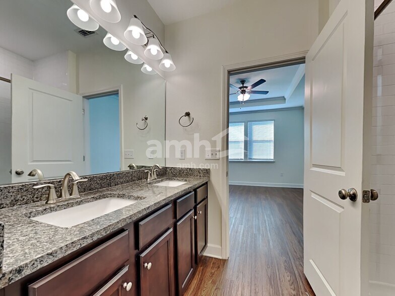 Building Photo - 11520 World Woods Ct