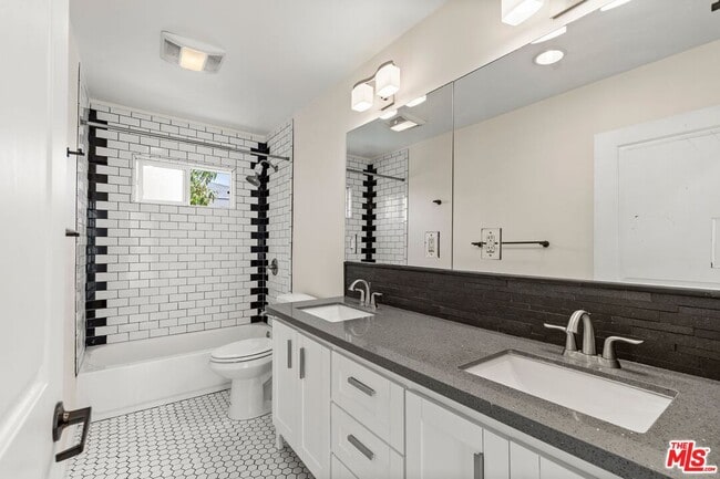 Building Photo - 2320 Belleglade Ave