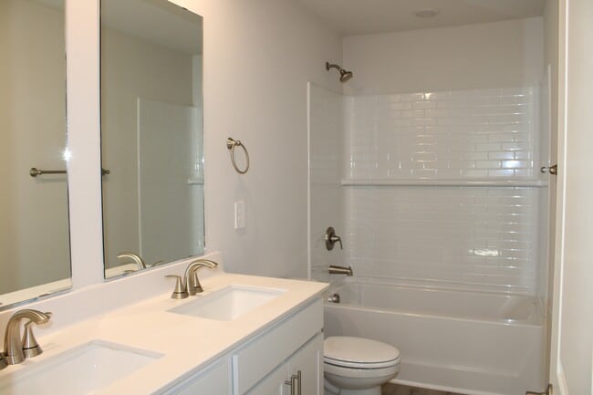 Building Photo - 832 Ottawa Dr