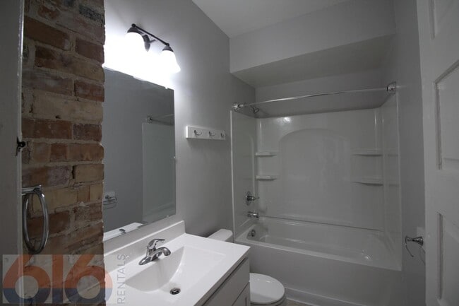 Building Photo - 27 National Ave SW