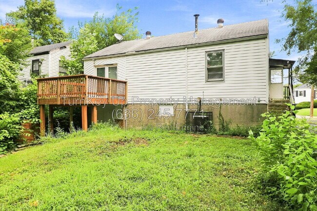 Building Photo - 10175 Cloverdale Dr