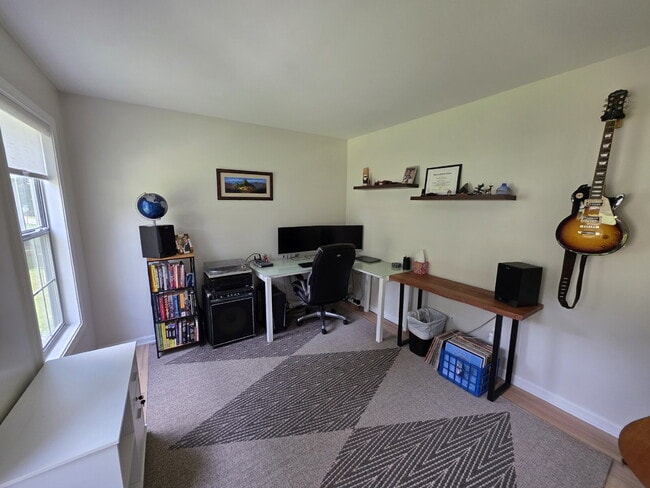 Building Photo - Stylish modern 2 story on a spacious 1 acre lot in Sharpsburg - avail Sept 1st.