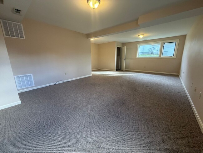 Building Photo - 3 Bedroom, 1.5 bath detached condo at Kensington Ridge