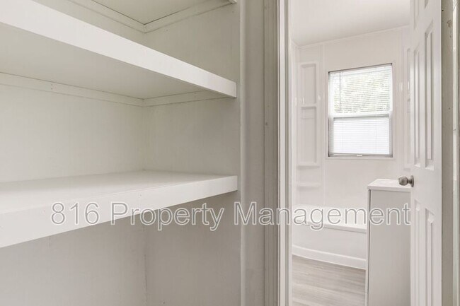 Building Photo - 1613 Everett Ave