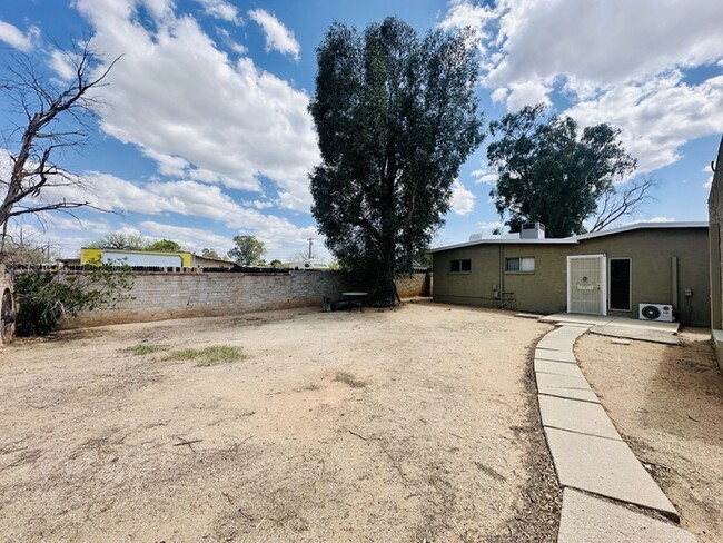 Primary Photo - Gigantic Yard 2 Bedroom with Washer/Dryer,...