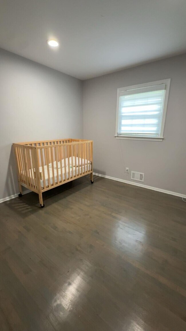 Building Photo - 17 Roslyn Dr