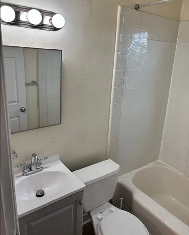 Building Photo - 752X Lange St