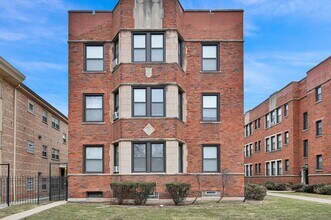 Building Photo - Spacious Studio in Beverly