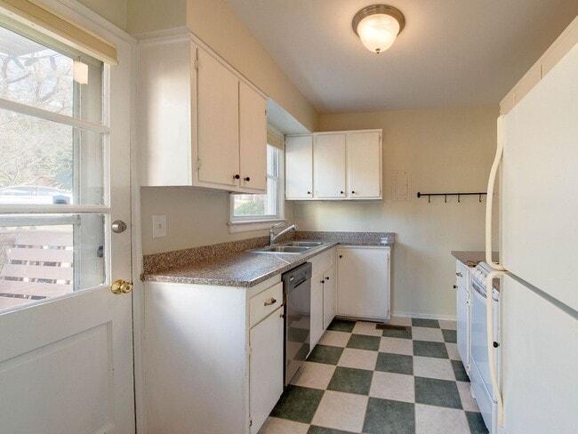 Building Photo - Stunning Myers Park 2 bedroom townhome sty...