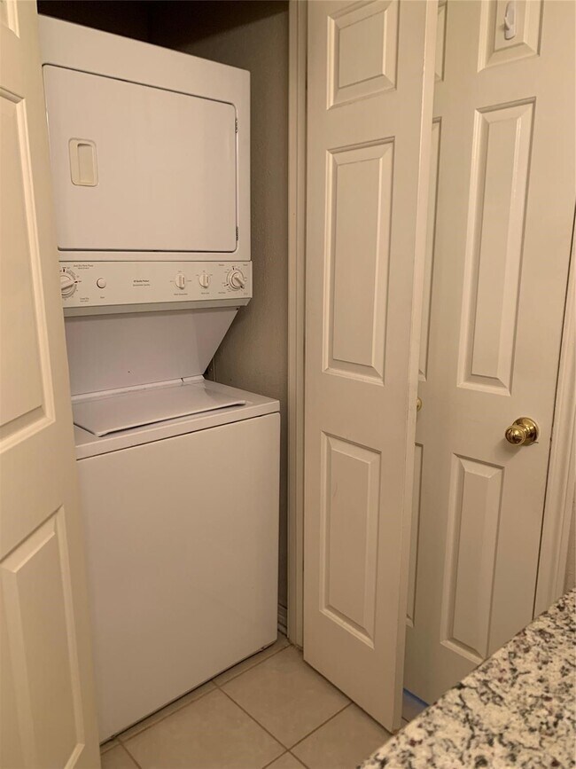 Building Photo - 2255 Braeswood Park Dr