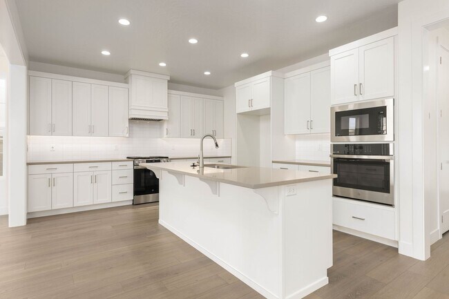 Building Photo - Beautiful New Home with access to community pool