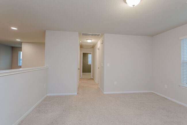 Building Photo - Beautiful 3 Bed / 2.5 Bath Home with High ...
